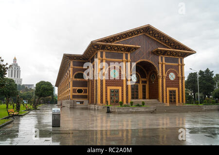 Batumi, Georgien - 23.11.2018: Neue Sommer Theater am Park am Meer in Batumi. Die Autonome Republik Adscharien. regnerischen Tag. Stockfoto