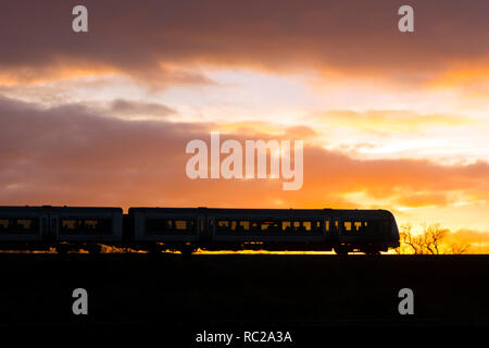 Chiltern Railways Zug Silhouette bei Sonnenuntergang, Warwickshire, UK Stockfoto