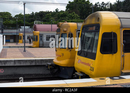 Queensland Rail elektrische Züge am Bahnhof Roma Street, Brisbane, Queensland, Australien Stockfoto
