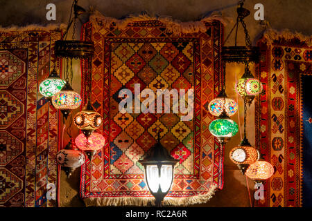 Türkische Lampen und Teppiche in Icheri Sheher, Baku, Aserbaidschan Stockfoto