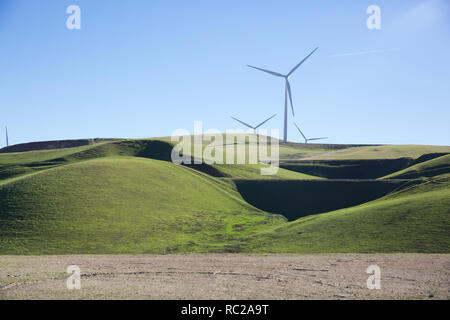 Windkraftanlagen auf der Oberseite, grüne Hügel im Livermore Valley, Kalifornien, USA Stockfoto