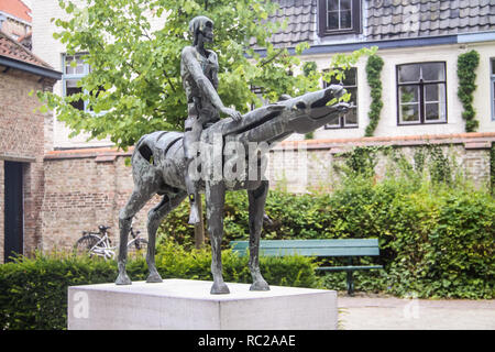 Skulptur von einer der vier Reiter der Apokalypse in Brügge, Flandern, Belgien Stockfoto