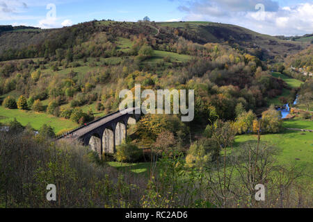 Herbst Blick auf den Viadukt bei Monsal Kopf, Fluss Wye, Nationalpark Peak District, Derbyshire Dales, England, Großbritannien Stockfoto