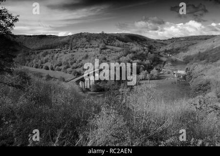 Herbst Blick auf den Viadukt bei Monsal Kopf, Fluss Wye, Nationalpark Peak District, Derbyshire Dales, England, Großbritannien Stockfoto