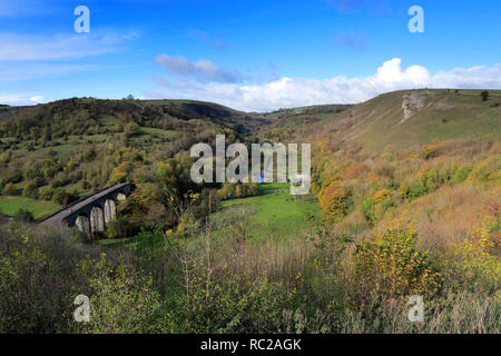 Herbst Blick auf den Viadukt bei Monsal Kopf, Fluss Wye, Nationalpark Peak District, Derbyshire Dales, England, Großbritannien Stockfoto