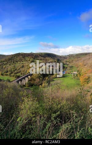 Herbst Blick auf den Viadukt bei Monsal Kopf, Fluss Wye, Nationalpark Peak District, Derbyshire Dales, England, Großbritannien Stockfoto