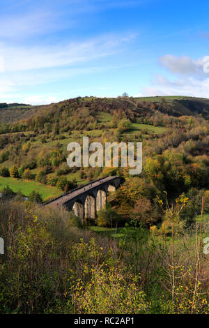 Herbst Blick auf den Viadukt bei Monsal Kopf, Fluss Wye, Nationalpark Peak District, Derbyshire Dales, England, Großbritannien Stockfoto