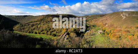 Herbst Blick auf den Viadukt bei Monsal Kopf, Fluss Wye, Nationalpark Peak District, Derbyshire Dales, England, Großbritannien Stockfoto