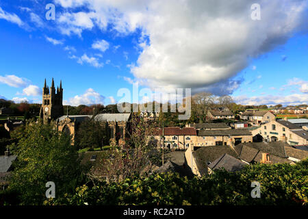 Herbst Blick auf St. Johannes der Täufer Kirche, wie die Kathedrale von den Gipfeln Tideswell Dorf, Nationalpark Peak District, Derbyshire Dales, Engl bekannt Stockfoto