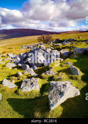 Eine sonnige Aussicht auf eine zerklüftete Landschaft in den Brecon Beacons National Park, Wales Stockfoto