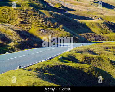 Eine ruhige Straße seziert die hügelige Landschaft der Brecon Beacons National Park. Stockfoto