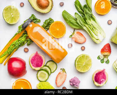 Gelbe smoothie Flasche und verschiedene gesunde Früchte und Gemüse für sauberes Essen und Ernährung Ernährung auf Weiß. Vegetarisches essen Hintergrund Rahmen. Vitam Stockfoto