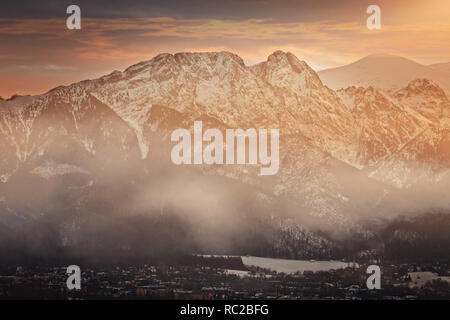 Smog über einen Berg Stadt Stockfoto