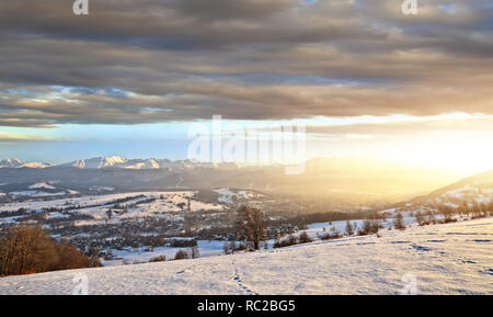 Schönen sonnigen und Winter Panorama Blick auf die Berge der Tatra Stockfoto
