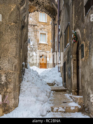 Die schöne Scanno im Schnee im Winter abgedeckt. Abruzzen in Italien. Stockfoto