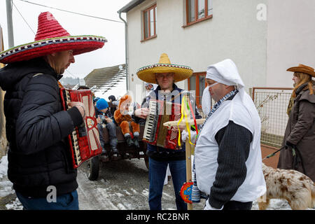 PUKLICE, TSCHECHISCHE REPUBLIK - Januar 17, 2018: Die Menschen nehmen an der traditionellen zeremoniellen Tür-zu-Tür Prozession Masopust Karneval. Januar 17, 2018 in Pu Stockfoto