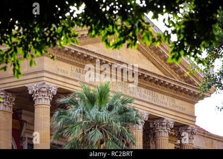 Teatro Massimo, Oper und einer der größten Theater in Europa, in Verdi Platz in Palermo, Sizilien. Stockfoto