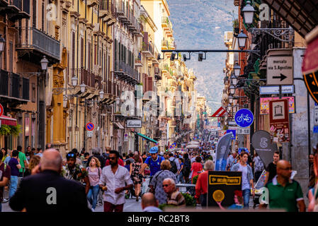Touristen und Einheimische Spaziergang entlang der Via Maqueda in der Nähe von Teatro Massimo, beliebte Straße, führt zu "Quattro Canti", im Herzen von Palermo, Sizilien. Stockfoto
