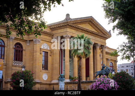 Teatro Massimo, Oper und einer der größten Theater in Europa, in Verdi Platz in Palermo, Sizilien. Stockfoto