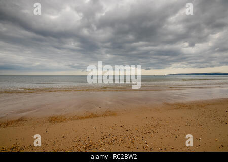 Blick vom Strand auf Sandbänke Studland Bay in Richtung Old Harry Rocks und Ballard, Dorset, Großbritannien Stockfoto