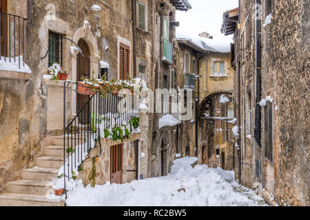 Die schöne Scanno im Schnee im Winter abgedeckt. Abruzzen in Italien. Stockfoto