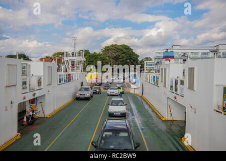 Sandbänke Ferry, eine vehicular Kette Fähre, die den Eingang von Poole Harbour zwischen North und Poole, Dorset, Großbritannien Kreuze Stockfoto