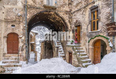 Die schöne Scanno im Schnee im Winter abgedeckt. Abruzzen in Italien. Stockfoto