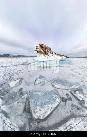 Panorama ice Eiszapfen an ogoy Insel Winter am Baikalsee. Sibirien, Russland Stockfoto
