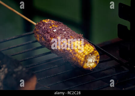 Gegrillte Maiskolben mit Gewürzen Stockfoto