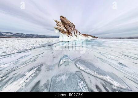 Panorama ice Eiszapfen an ogoy Insel Winter am Baikalsee. Sibirien, Russland Stockfoto