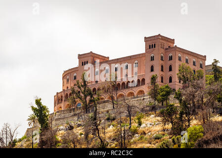 Blick auf das Castello Utveggio, ein Schloss und Konferenzsaal auf einer Klippe mit Steil über der Stadt gelegen. Monte Pellegrino Palermo, Sizilien. Stockfoto
