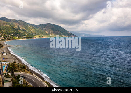 Marine mit offenen ruhige See und bewölkter Himmel mit cumulus Wolken spiegelt sich auf der Oberfläche von der Küste von Gioiosa Marea in der Nähe von Capo d'Orlando gesehen Stockfoto