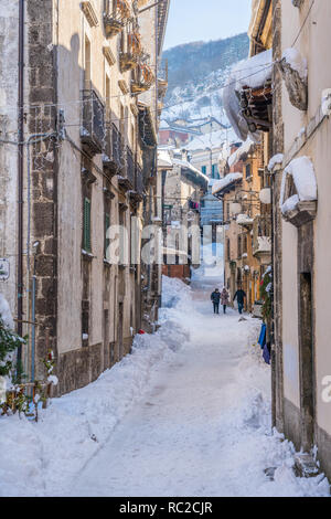 Die schöne Scanno im Schnee im Winter abgedeckt. Abruzzen in Italien. Stockfoto