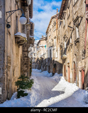 Die schöne Scanno im Schnee im Winter abgedeckt. Abruzzen in Italien. Stockfoto