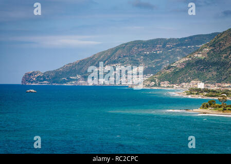 Blick auf die sizilianische Küste Sarazenen auf Sizilien, erstreckt sich von den Stränden von Capo d'Orlando Capo Calavà, durch Brolo und bis Tindari, Messina. Stockfoto