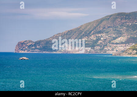 Blick auf die sizilianische Küste Sarazenen auf Sizilien, erstreckt sich von den Stränden von Capo d'Orlando Capo Calavà, durch Brolo und bis Tindari, Messina. Stockfoto