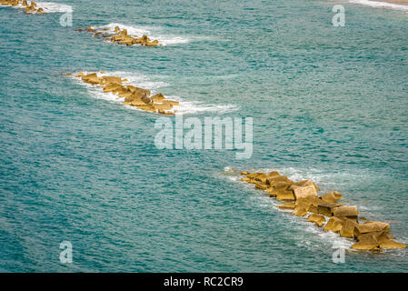 Meer Wellen auf künstlichen Wellenbrecher Beton. Meereslandschaft mit wellenbrecher an der Küste zu schützen. Stockfoto