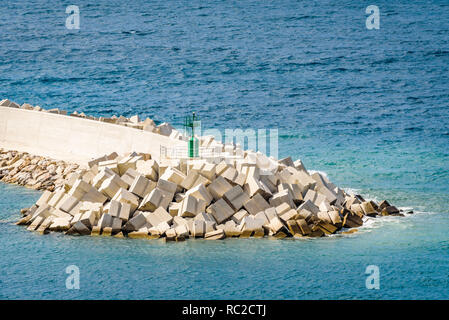 Hafen mit Mole und Leuchtturm auf das türkisfarbene Meer Wasser. Capo d'Orlando, Sizilien. Stockfoto