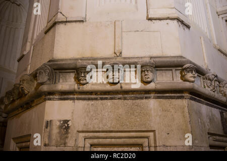 Die Kathedrale von Sibenik, Kroatien. menschliche Köpfe auf der Seite Portal der Kathedrale von St. James, Sibenik, Kroatien. Der Dom ist die UNESCO World Heritage Si Stockfoto