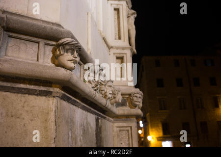 Die Kathedrale von Sibenik, Kroatien. menschliche Köpfe auf der Seite Portal der Kathedrale von St. James, Sibenik, Kroatien. Der Dom ist die UNESCO World Heritage Si Stockfoto