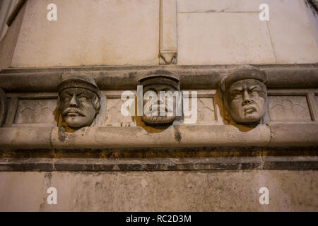 Die Kathedrale von Sibenik, Kroatien. menschliche Köpfe auf der Seite Portal der Kathedrale von St. James, Sibenik, Kroatien. Der Dom ist die UNESCO World Heritage Si Stockfoto