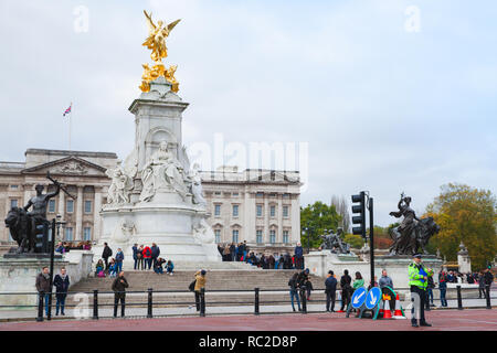 London, Großbritannien, 29. Oktober 2017: Gewöhnliche Menschen laufen auf dem Platz in der Nähe des Buckingham Palace. Das Victoria Memorial wurde vom Bildhauer Si erstellt Stockfoto