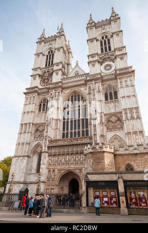 London, Großbritannien, 30. Oktober, 2017: die Menschen in der Nähe von Westminster Abbey Hauptfassade. Eine der beliebtesten Sehenswürdigkeiten von London, Unite Stockfoto