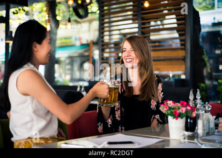 Weibliche Freunde mit einem Bier in der Bar Stockfoto