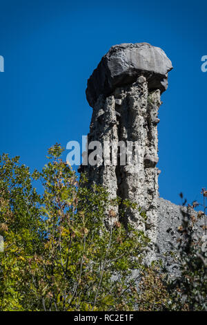 "Les Demoiselles Coiffees' Felsformation in Sauze Le Lac, Frankreich Stockfoto