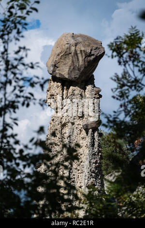 "Les Demoiselles Coiffees' Felsformation in Sauze Le Lac, Frankreich Stockfoto