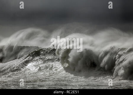 Big breking Wellen des Ozeans. Nördlichen portugiesischen Küste. Stockfoto