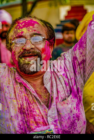 Barsana, Indien/Februar 23, 2018 - ein Mann voller Stolz zeigt aus der Masse der Farben, die er während der Holi Festival angesammelt hat Stockfoto