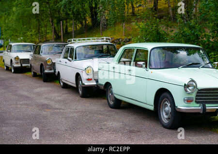 Linie der Vintage/Classic 404 Peugeot Autos. Stockfoto