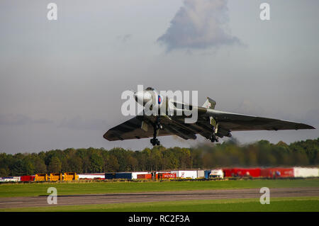 Avro Vulcan B2 XH558 Jet Bomber Flugzeug, Ex-RAF, zu Flug durch die Vulkanier in den Himmel wiederhergestellt, Vulcan Operating Company, die für den ersten Flug wiederhergestellt Stockfoto